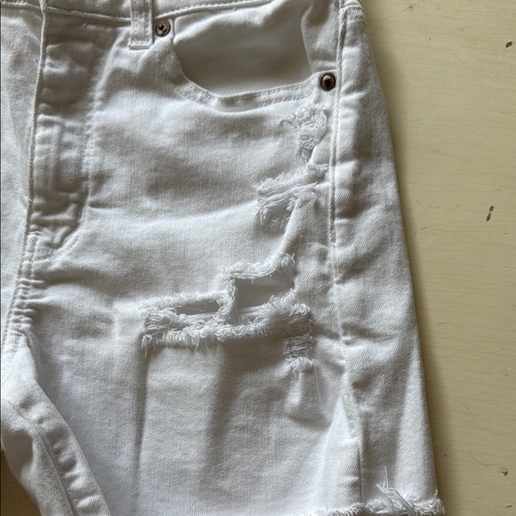 *AMERICAN EAGLE OUTFITTERS WHITE DISTRESSED SHORTS (sz 2) - Picture 3 of 6